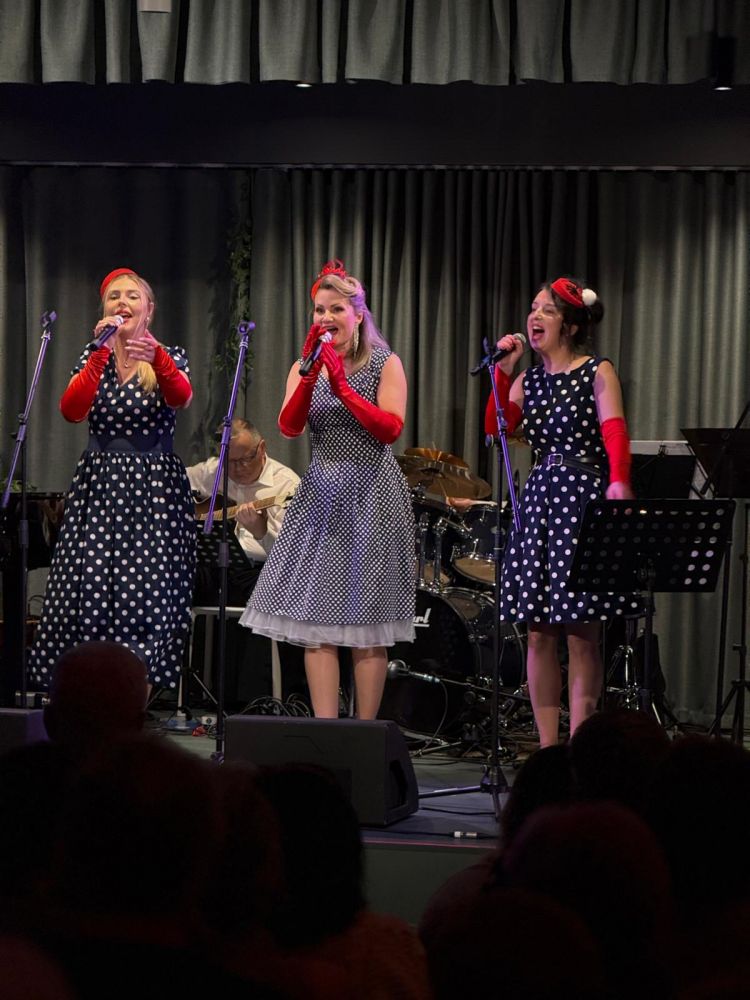 Koncert RETROFONIK w Karpaczu – wieczór, w którym swing miał trzy głosy Koncert RETROFONIK w Karpaczu – wieczór, w którym swing miał trzy głosy